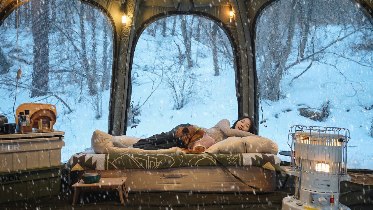 Соло-кампинг в сильную метель с роскошной панорамной надувной палаткой, как во дворце