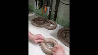 видео: Как вязать колбасы в свиной череве. Вязка Краковской колбасы, сарделек, шпикачек... картинка: Как вязать колбасы в свиной череве. Вязка Краковской колбасы, сарделек, шпикачек...