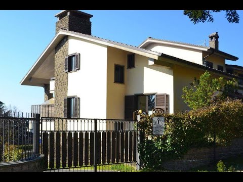 Video: Una Casa A Schiera Minimalista Completa Di Ponte Sospeso è In Vendita A Tribeca