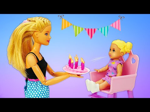 L'anniversaire d'Evi. Barbie prépare la fête. Vidéo en français avec poupées pour filles.