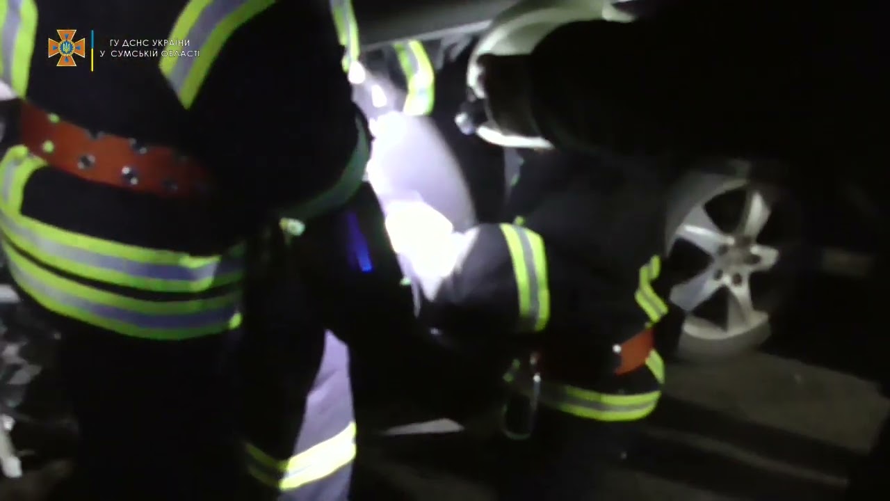 У Сумах рятувальники деблокували водія із понівеченого авто - YouTube