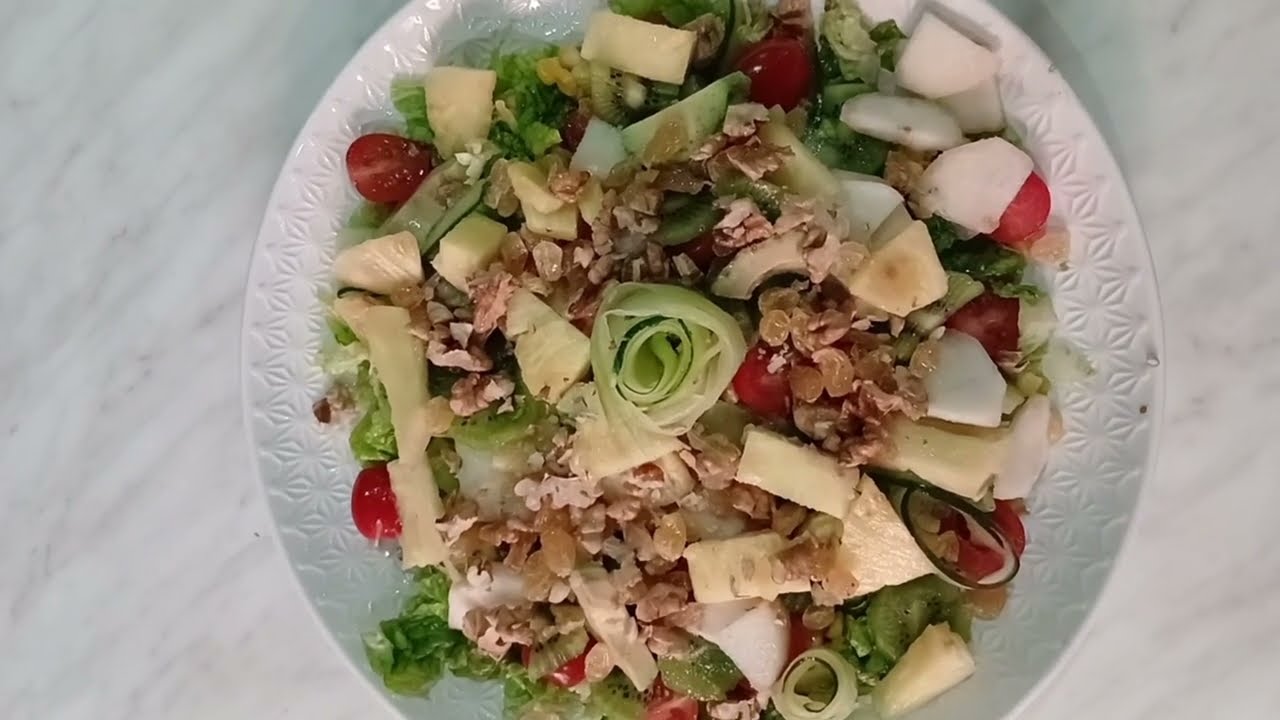 سلطة صحية متكاملة غنية بالالياف والمعادن 