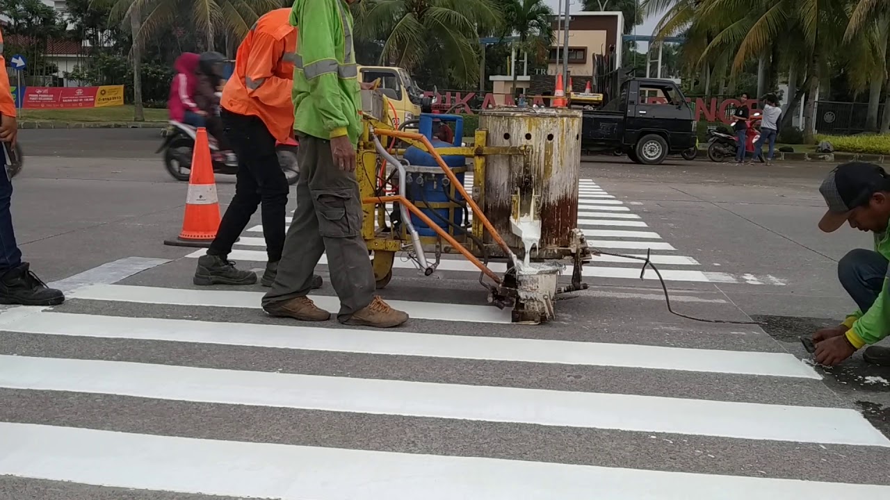 Proses pembuatan marka zebra cross