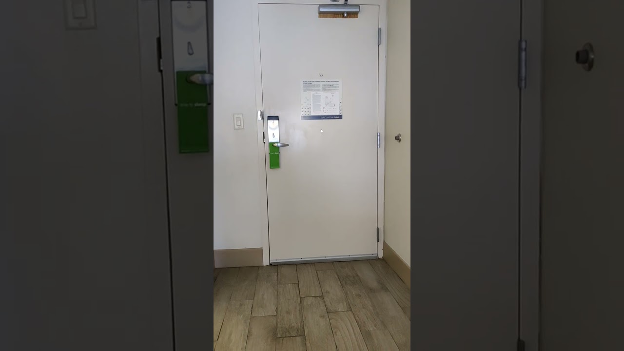 Hotel visit to accessible room. Not so assessable 😟(1)