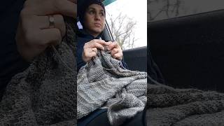 В машине вязать не удобно, но меня не остановить...#вязание #спицами #knitting #плед #пледспицами
