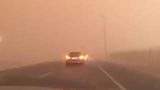 طائره سعوديه تهبط علي الطريق بسبب شده الغبار