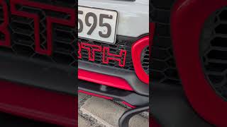 Vergrößerte Lufteinlässe ohne Nebelscheinwerfer für den Abarth mit optionalen Abdeckungen