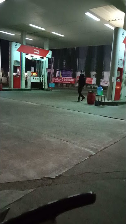 story wa suasana malam hari di pom bensin