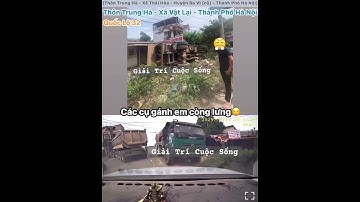 Các cụ gánh còng lưng với tình huống này ở Quốc Lộ 32 đoạn thôn Trung Hà, xã Vật Lại, TP. Hà Nội