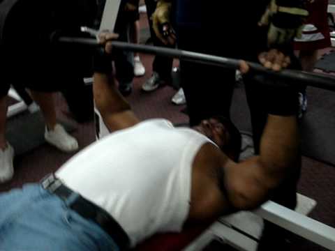 Thomas Fain benchpresses 500lbs. at 200lbs. body w...