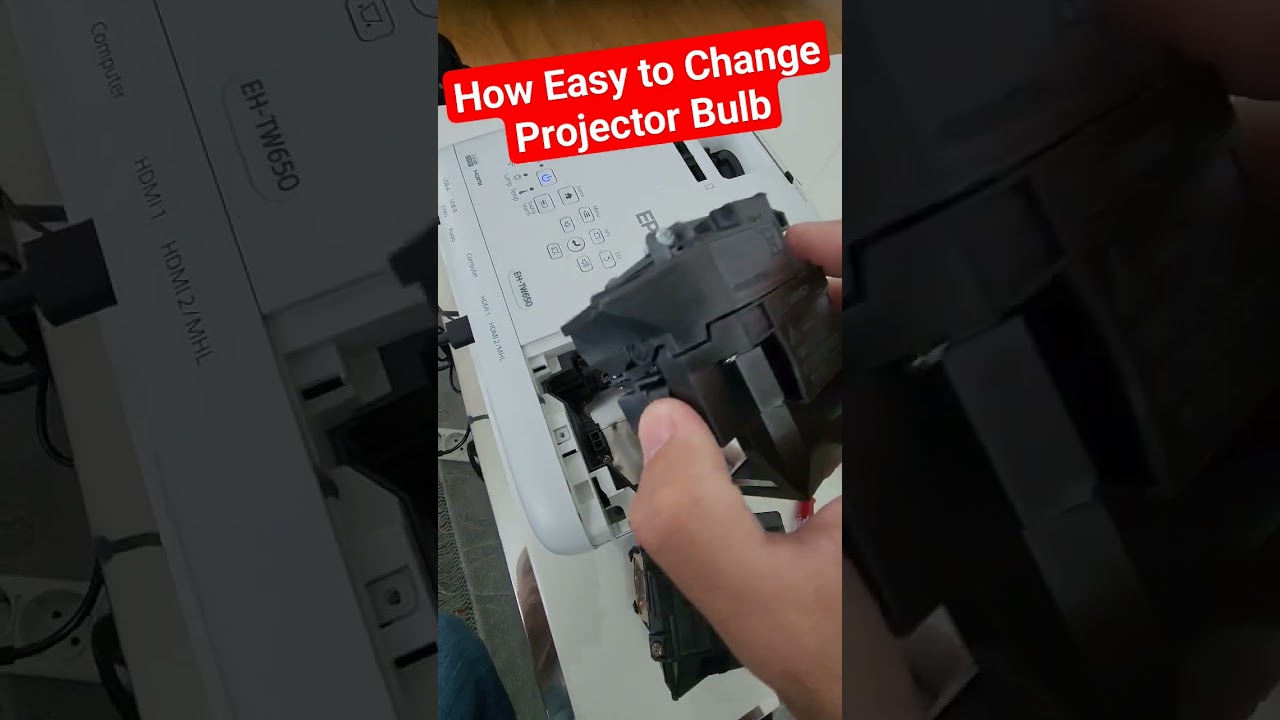 Как легко заменить лампу в проекторе #проектор #ustprojector #домашнийкинотеатр #игры #epson #кино
