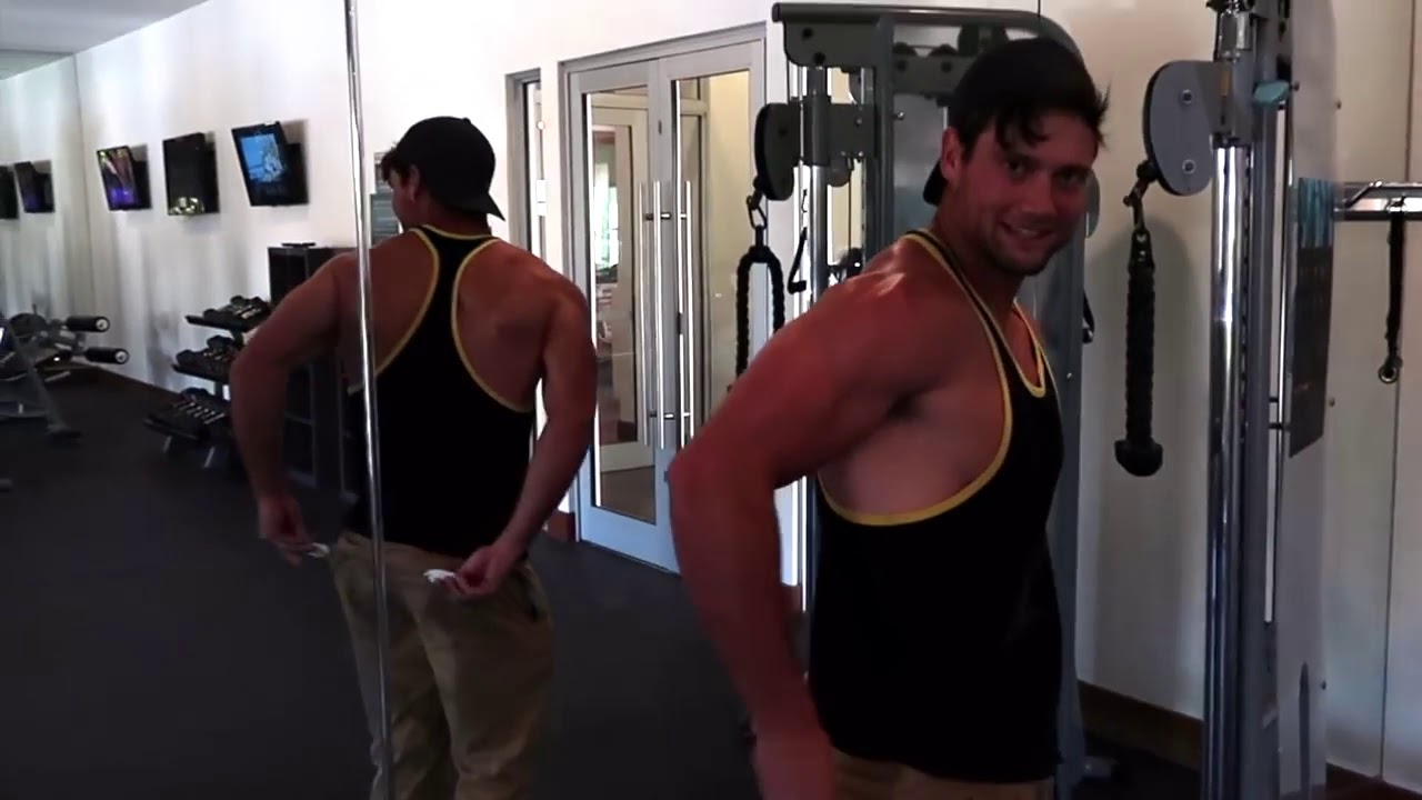 Connor Murphy Vlogs! Connor Murphy Wears a Muscle Suit Prank!