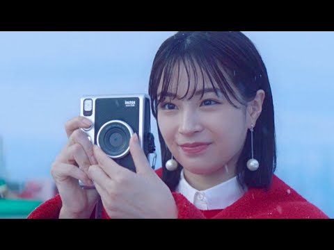 広瀬すず、真っ赤な可愛いサンタになって粉雪をパチリ／富士フイルム instax“チェキ” CM+インタビュー