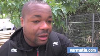 Les Joueurs Du RCT Défendent Le Pilou-pilou Avec Youssoupha Les Joueurs Du RCT Défendent Le Pilou-pilou Avec Youssoupha