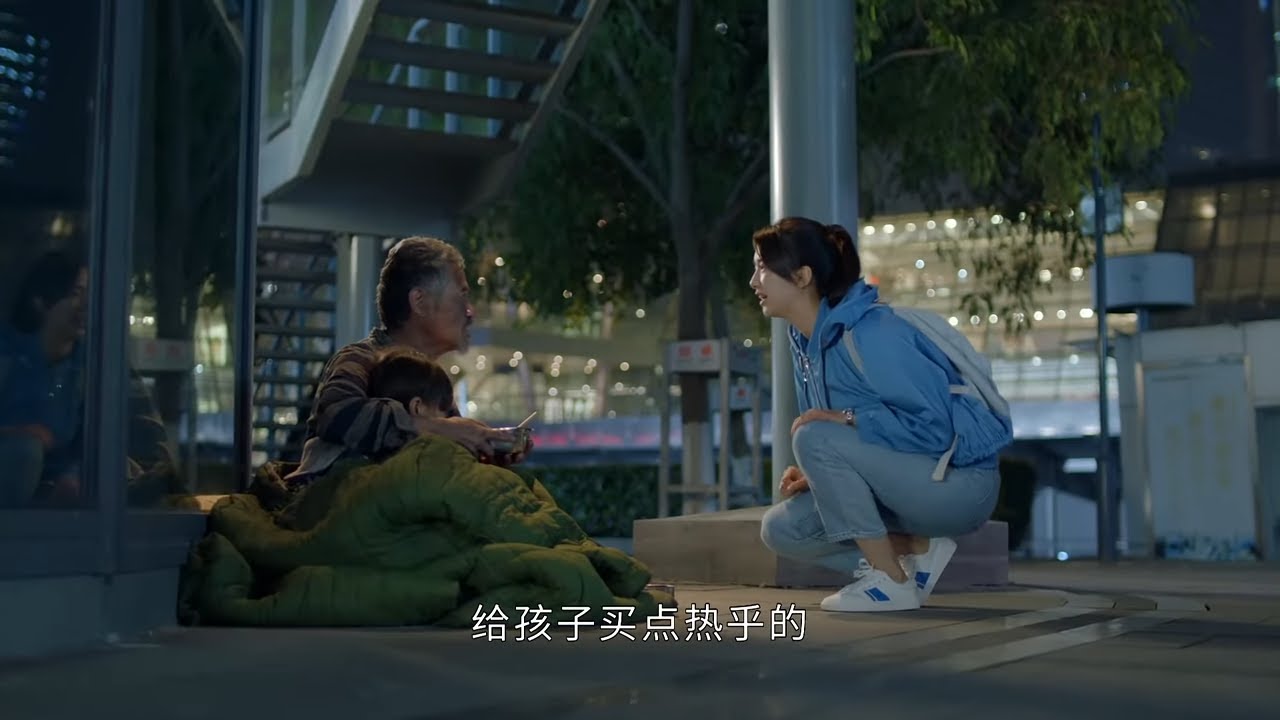 窮姑娘挨凍街頭做兼職，誰料剛拿到工錢竟全給路邊流浪爺孫，總裁遠看心痛壞了
