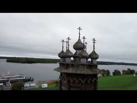 Кижи! Потрясающие церкви и колокольня на острове Онежского озера. Построены в 1714 году.