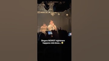 Singers WORST nightmare happens mid show… did he handle well?😭 #emo #rockmusic #livemusic #concert