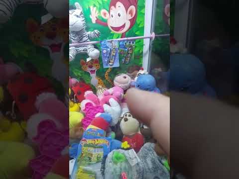 OLHA O QUE TINHA NA MÁQUINA DE PEGAR PELÚCIAS (PARTE 1)