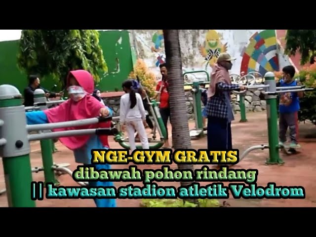 Nge- Gym Gratis || di bawah rindangnya pohon di stadion atletik Velodrom class=