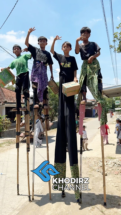 Jangkungan Fotbar di arak arakan slendra 2025