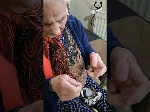 مادر همسرم برای سوزن نخ کردن نخ جدید رو به انتهای نخ داخل سوزن می پیچاند واز سوزن رد میکند