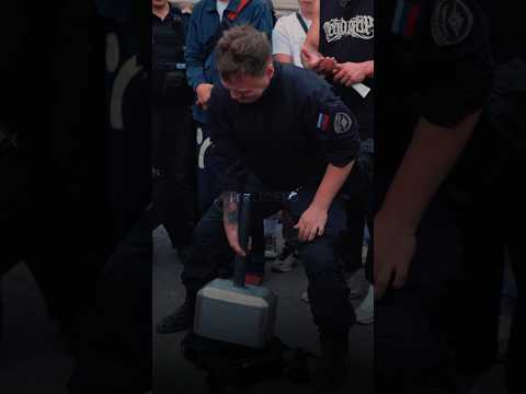 Полицейский пробует поднять молот Тора. (Полный видос смотри на канале) #челлендж #спорт #силахвата
