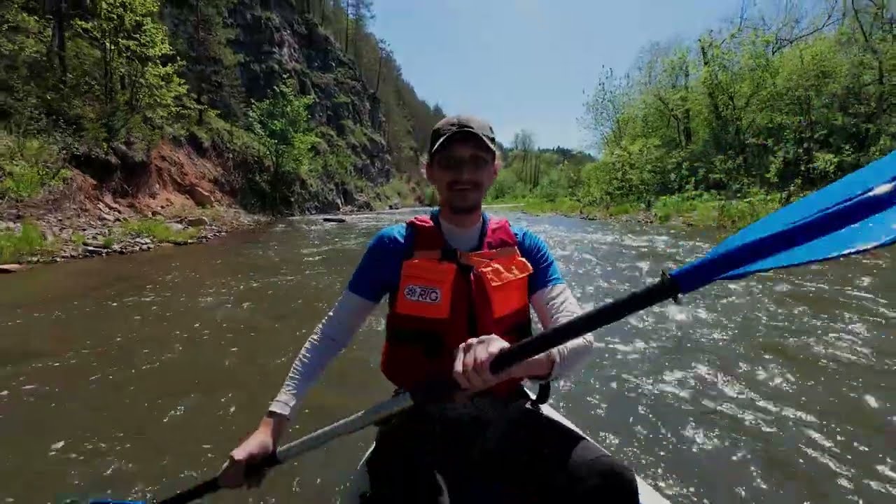 Сплав на байдарке по реке Сим. Гребля на мелководье, обнос завалов. Май 2025.