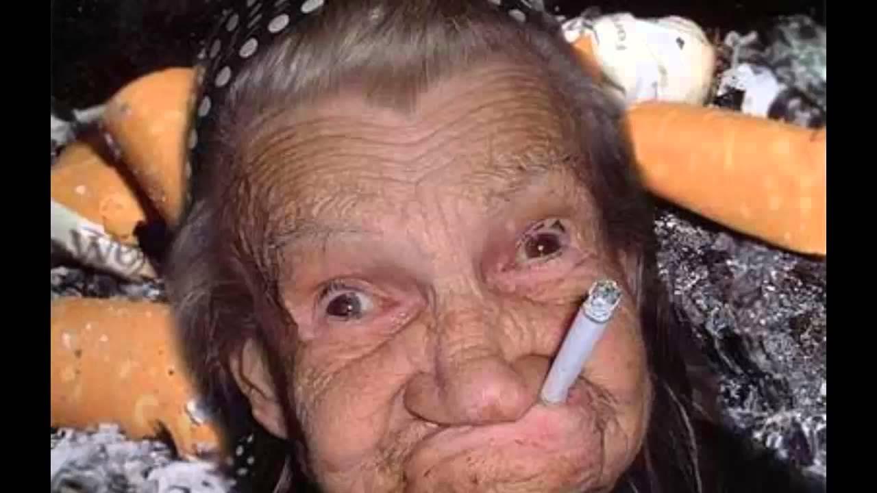 Бабка с огурцами во рту мем тик. Смешная капуста. Бабка с огурцами во рту мем тик. Бабка с огурцами во рту мем тик. Смешная девушка с огурцом.