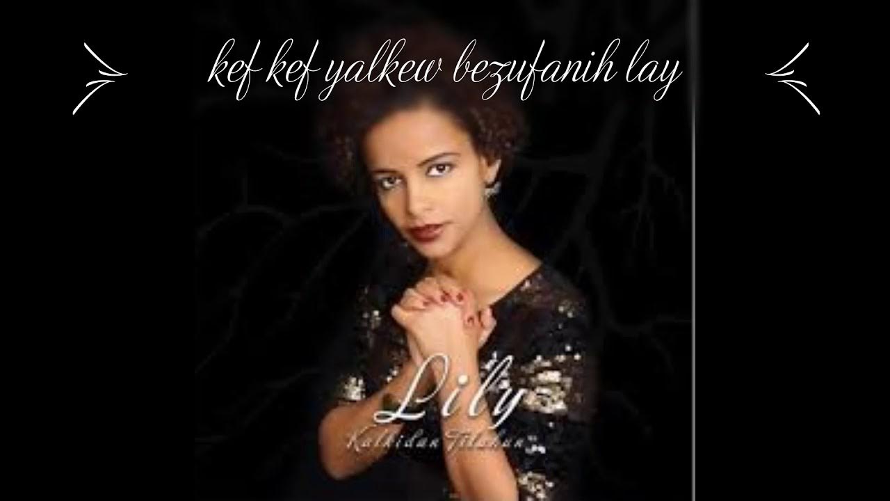 Yalangoch lezbiyenlarning uy qurilishi fotosuratlari Ayol yashirin kamerada külotlarini hidlaydi.