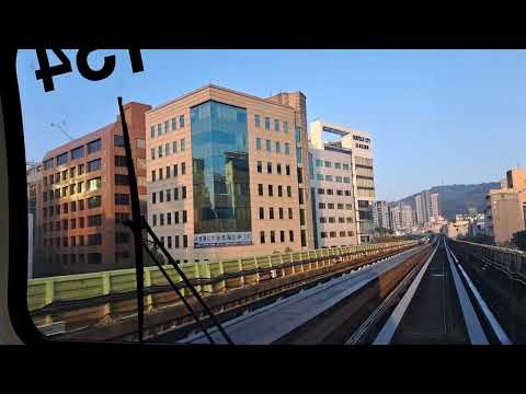 台北捷運文湖線西湖站7:05分拍攝開往動物園的中運量系統膠輪式捷運列車