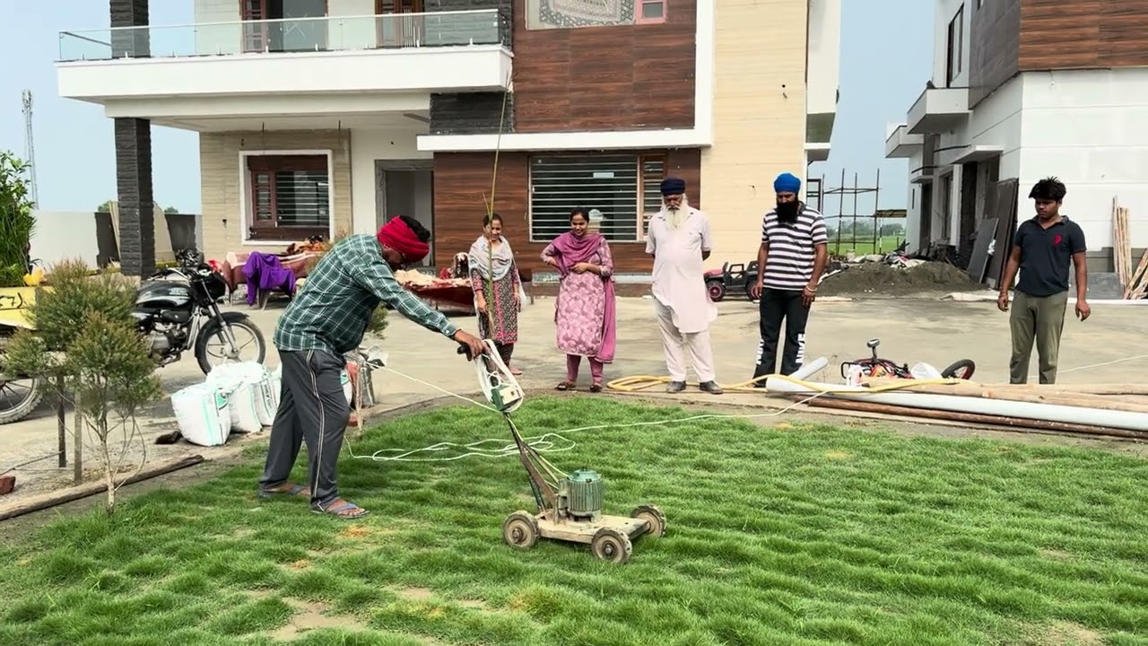 Lawn wale Ghaa di pehli Katai