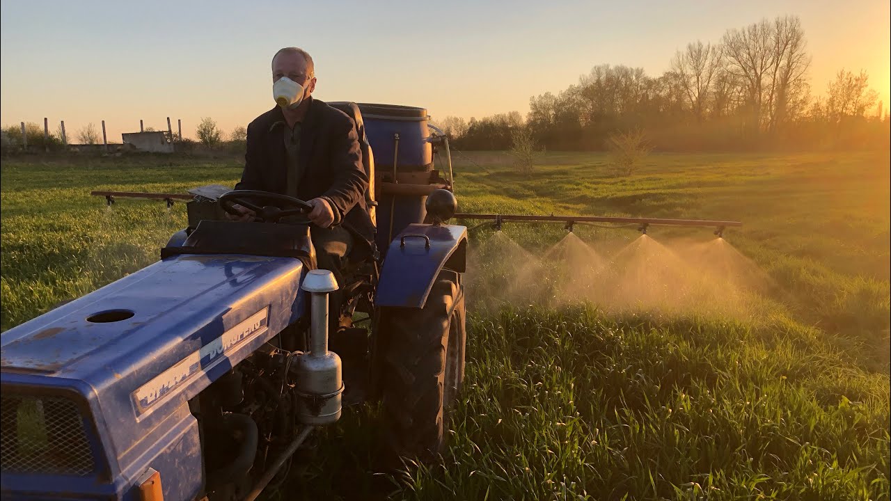 Саморобний оприскувач.Захват 6м в роботі з мінітрактором. Оприскуємо пшеницю