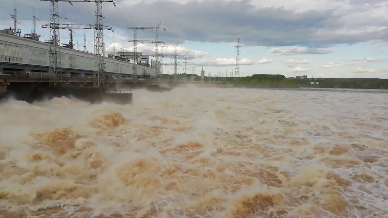 Сброс воды десногорское. Сброс воды Камская ГЭС. Холостой сброс воды на Камской ГЭС. КАМГЭС Пермь сброс воды. Черепаха на Камской ГЭС.