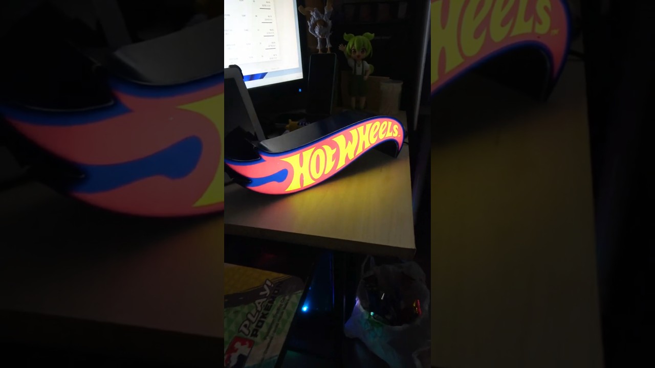 Cool!? Unboxing the Hot Wheels Basic Logo Light, exclusive to Toys
