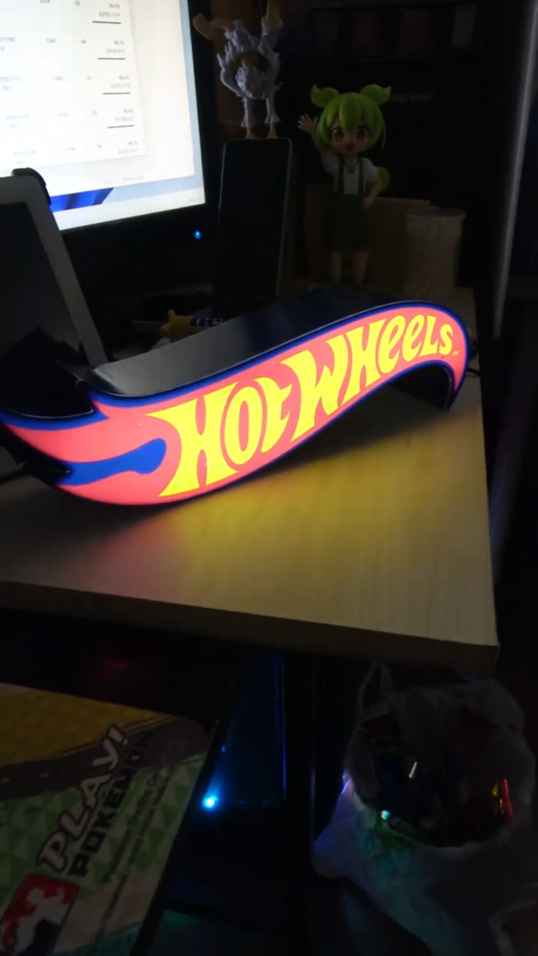 Cool!? Unboxing the Hot Wheels Basic Logo Light, exclusive to Toys
