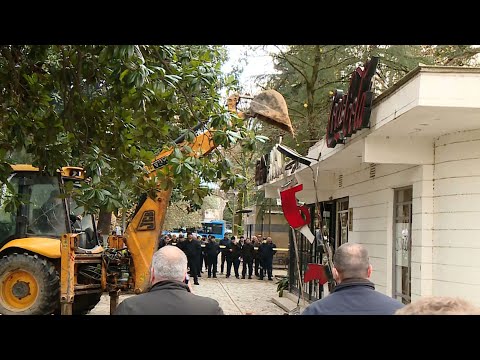 უკანონო დემონტაჟი ქუთაისში | ქალაქის ბულვარში მერიამ ისტორიული კაფე \"სავანე\" დაანგრია