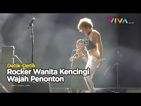 JOROK BANGET! Rocker Wanita Kencingi Wajah Pria di Atas Panggung!