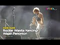 JOROK BANGET! Rocker Wanita Kencingi Wajah Pria di Atas Panggung!