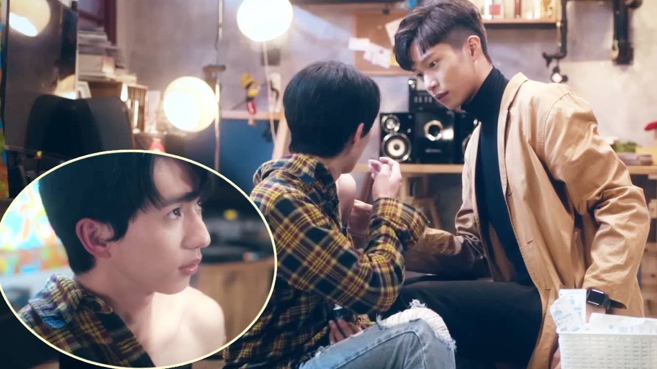 互相上藥的曖昧瞬間！小受與小攻的距離在這3cm的呼吸交纏間被無限拉近……