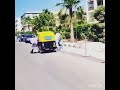 سائق توك توك مجنون يقتحم المعموره الشاطئ 