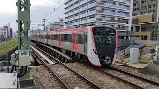 京急東神奈川駅で京急１８００形が発車して浅草線５５００形が到着しました❗