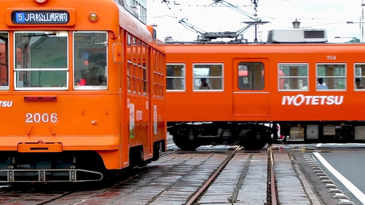 Iyotetsu Otemachi Railway Crossing 伊予鉄大手町踏切 - YouTube