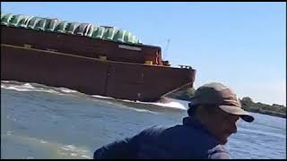 El momento exacto en el que una barcaza embiste a una lancha con pescadores en el río Paraná