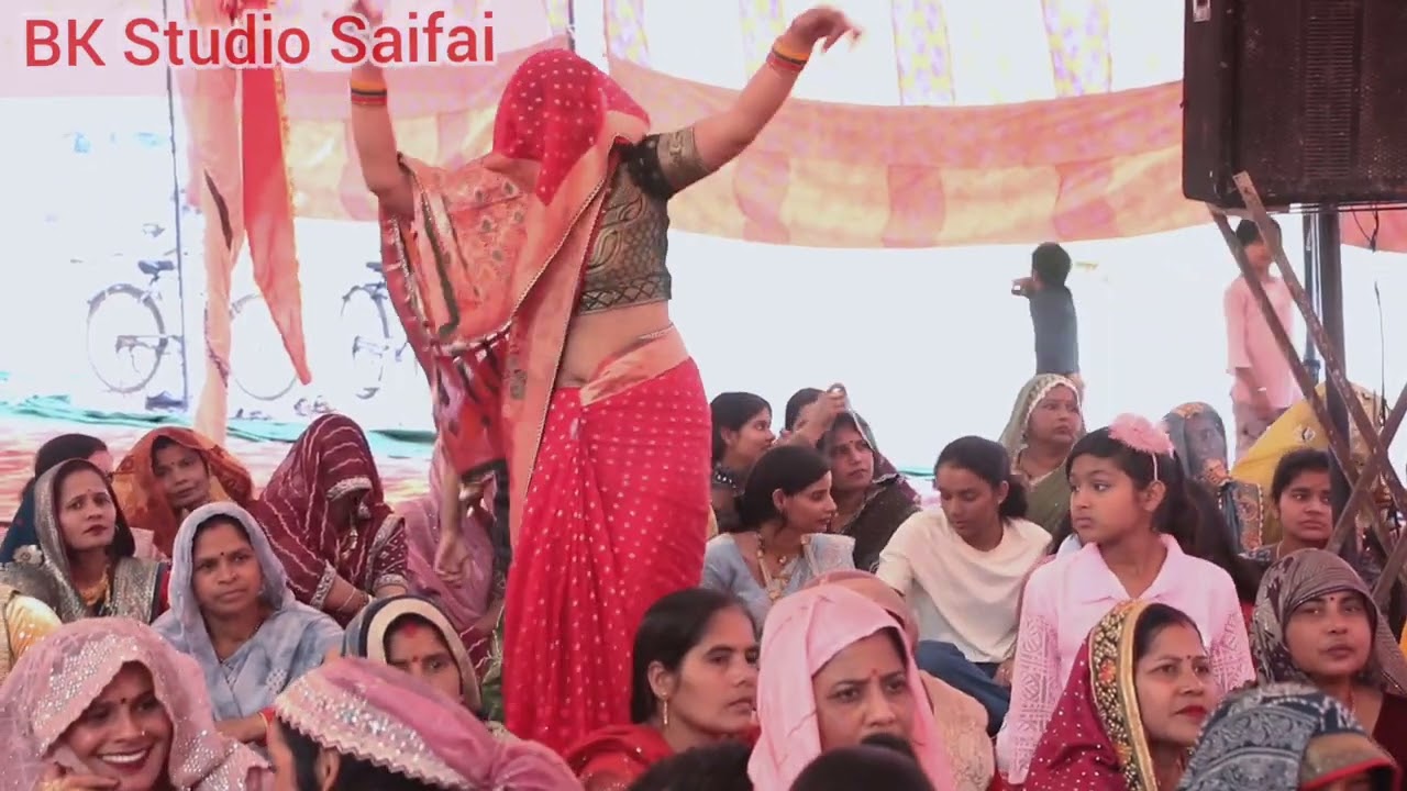 भजन सुन नहीं रूका गया बीच पांडाल में नाचने लगीं  💯💯सुंदर डांस 👍