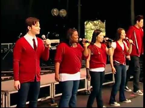 Glee Sings Don't Stop Believin' at the White House...
