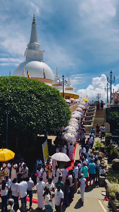 මුතුකුඩ යටින් වඩම්මන උතුම් සත් පුදු පූජාව හැමොම සට්බුටෙන් අනුමෝදන් වෙන්න 🙏 #kumbalwelaasapuwa