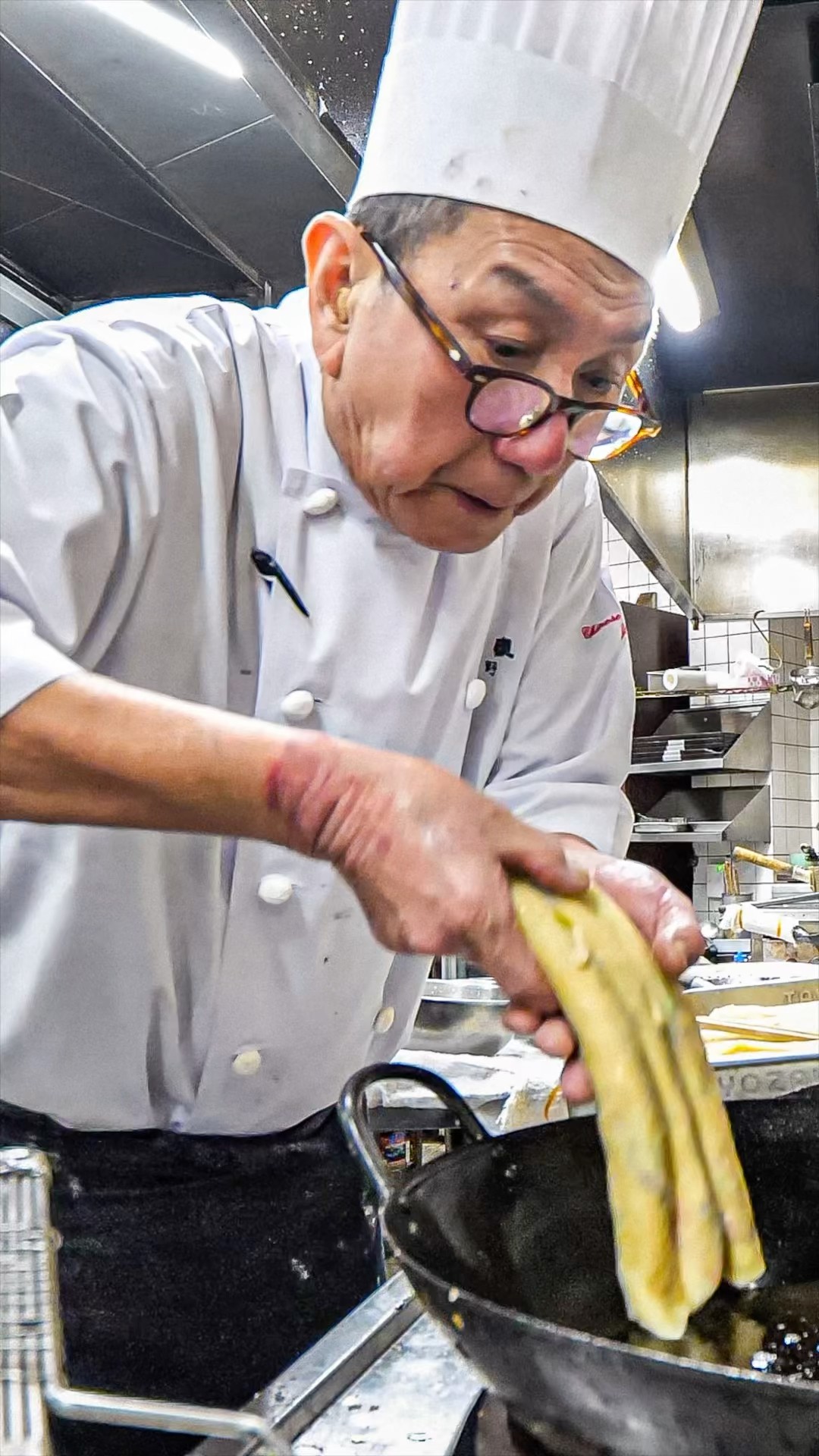 The 73-year-old Chinese Iron Chef】 Divine pot skills honed over