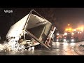 28.11.2022 - VN24 - Umgekippter LKW rutscht in 10 PKW - Feuerwehr hilft bei Aufräumarbeiten