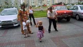 Детская боксерская груша на kloun.net(Активное развлечение для детей и взрослых, растянутый на резинках мяч-боксерская груша, разминки, трениров..., 2009-11-01T12:09:30.000Z)