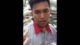 Pelayan Toko Rekam Pelanggan Di Kamar Mmandi